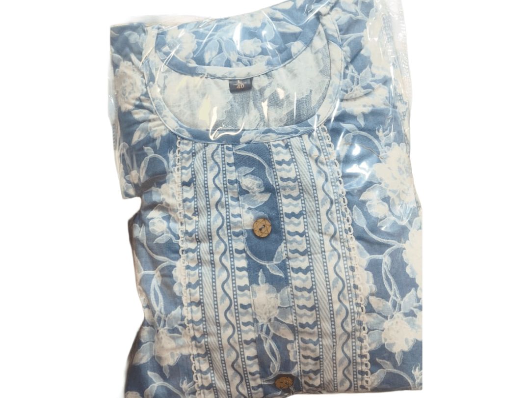 ब्लू और व्हाइट फूलों वाला सूट दुपट्टे के साथ