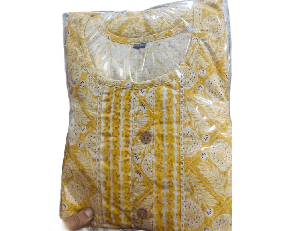 स्वैगी येलो सूट दुपट्टे के साथ