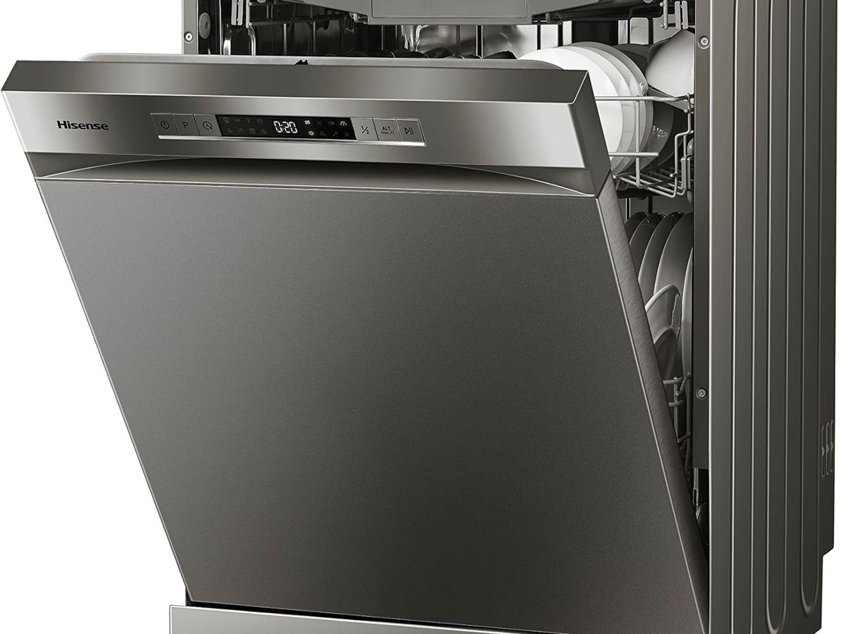 Hisense Freestanding Dishwasher – 15 Place Settings (Model HS623E90G)